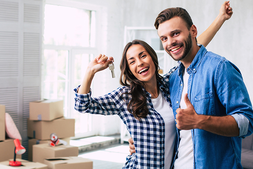 Junges Paar freut sich in neuer Immobilie